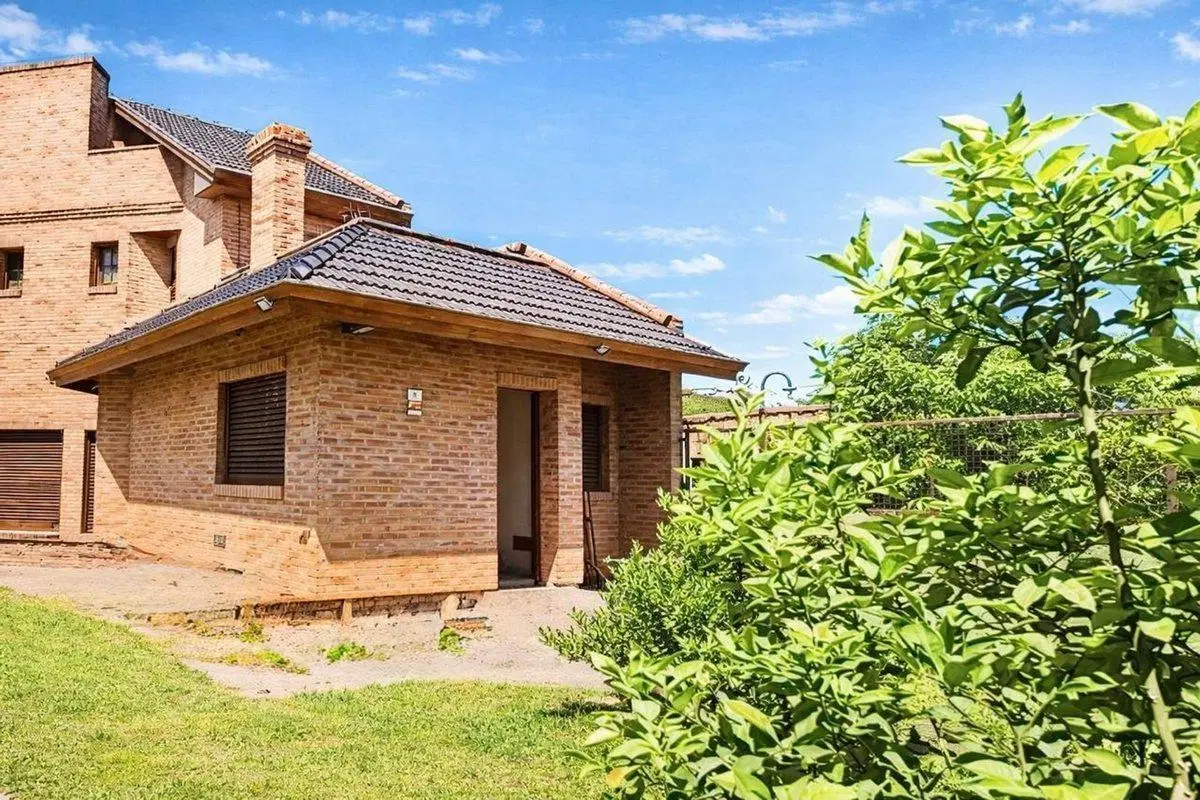 VENDE CASA C/EXCELENTE UBICACIÓN APTA CRÉDITO 2