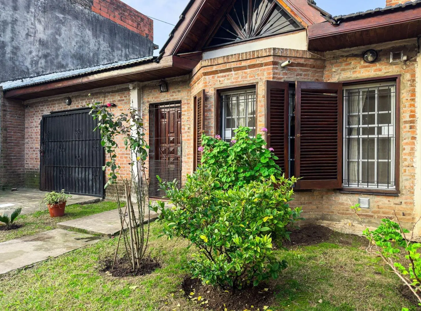 VENTA CASA 4 AMBIENTES EN BURZACO CON JARDIN 4