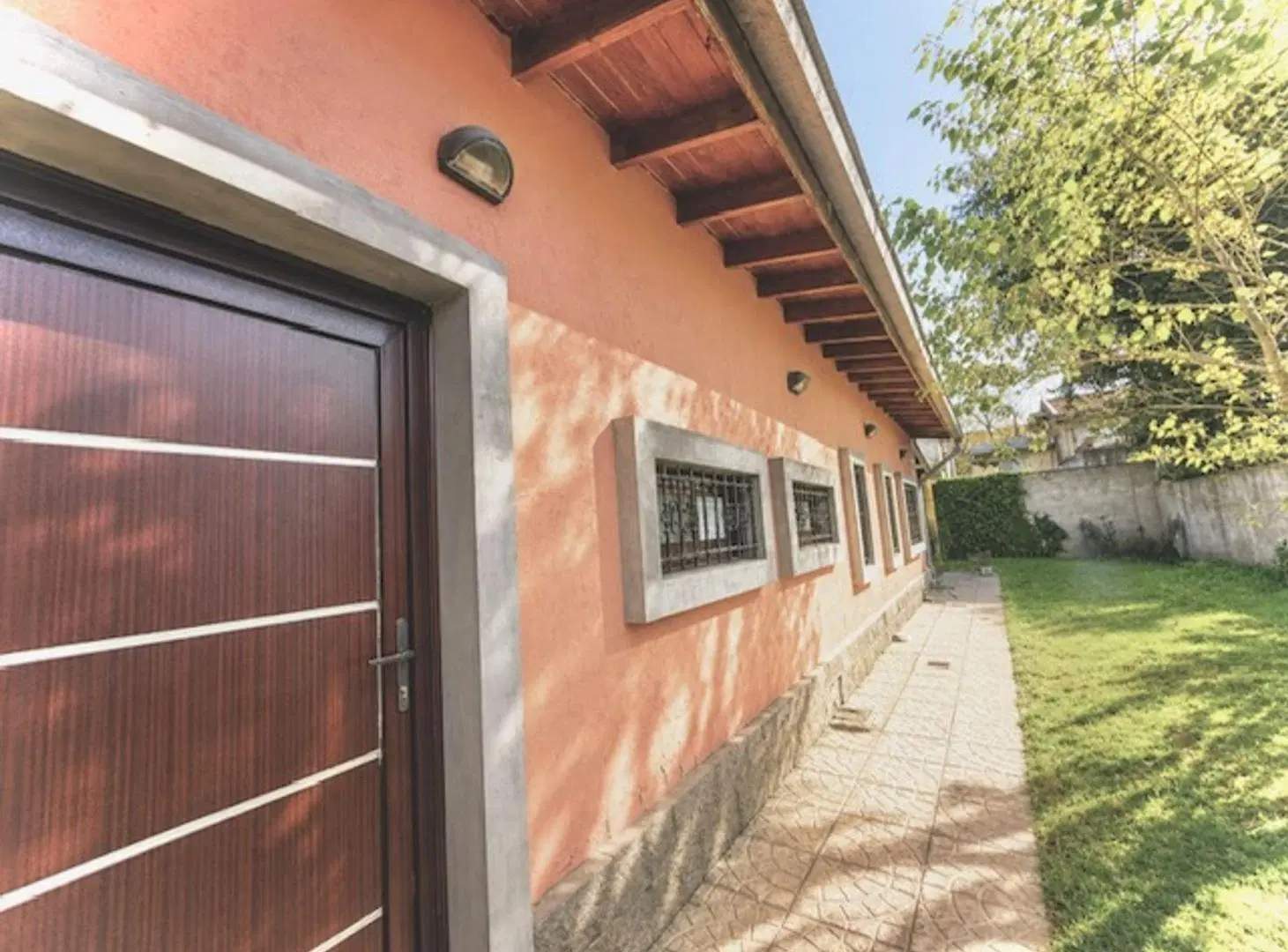 VENDE CASA EN SPEGAZZINI, CON LOCAL COMERCIAL 2