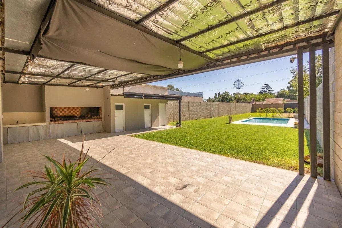 TERRENO CON MEJORAS EN VENTA EN BURZACO 3
