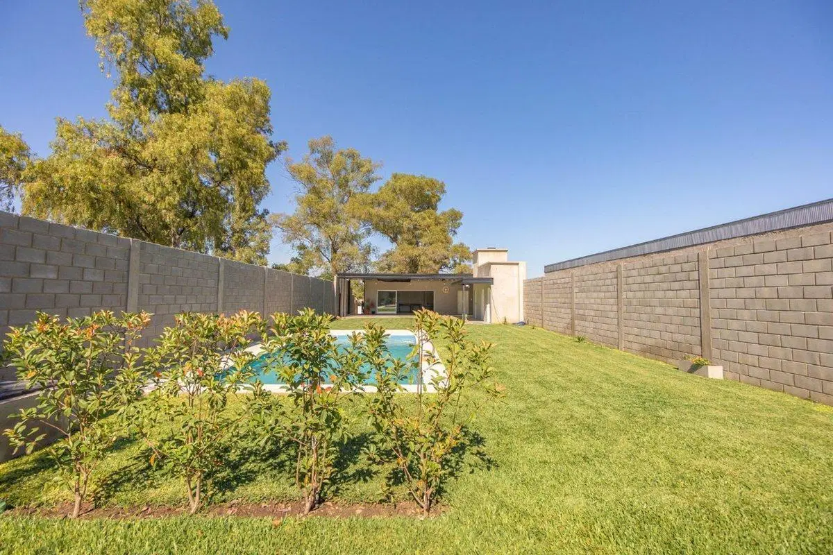 TERRENO CON MEJORAS EN VENTA EN BURZACO 4
