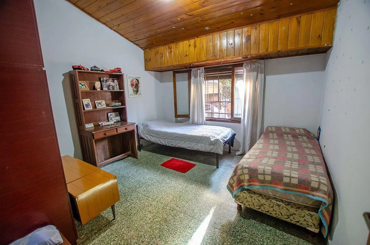 CASA EN VENTA BURZACO CON QUINCHO Y PILETA 3