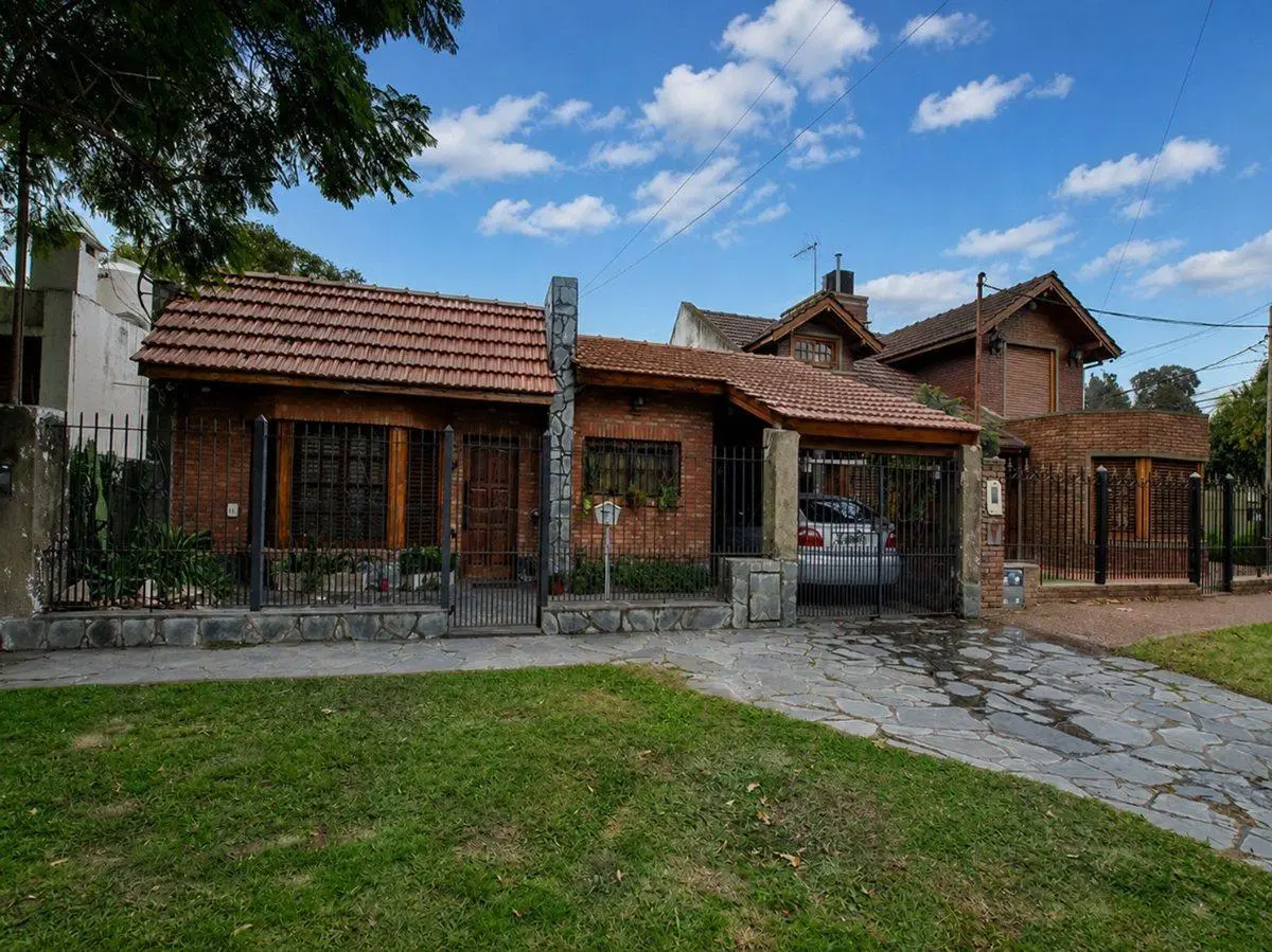 CASA EN VENTA BURZACO CON QUINCHO Y PILETA 4
