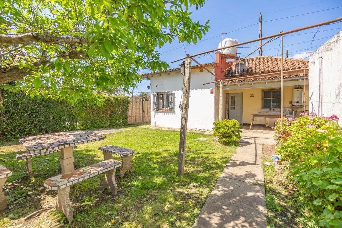 CASA CON AMPLIO LOTE VENTA, BURZACO. ZONA COLEGIOS 8