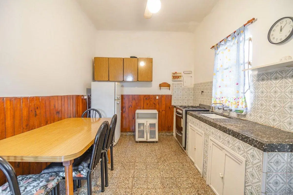 CASA CON AMPLIO LOTE VENTA, BURZACO. ZONA COLEGIOS 5