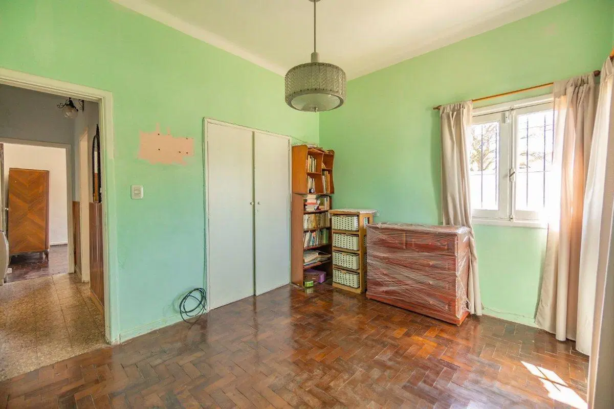 CASA CON AMPLIO LOTE VENTA, BURZACO. ZONA COLEGIOS 8