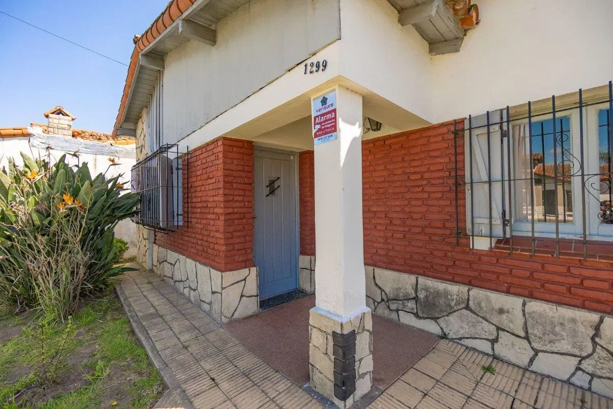 CASA CON AMPLIO LOTE VENTA, BURZACO. ZONA COLEGIOS 3