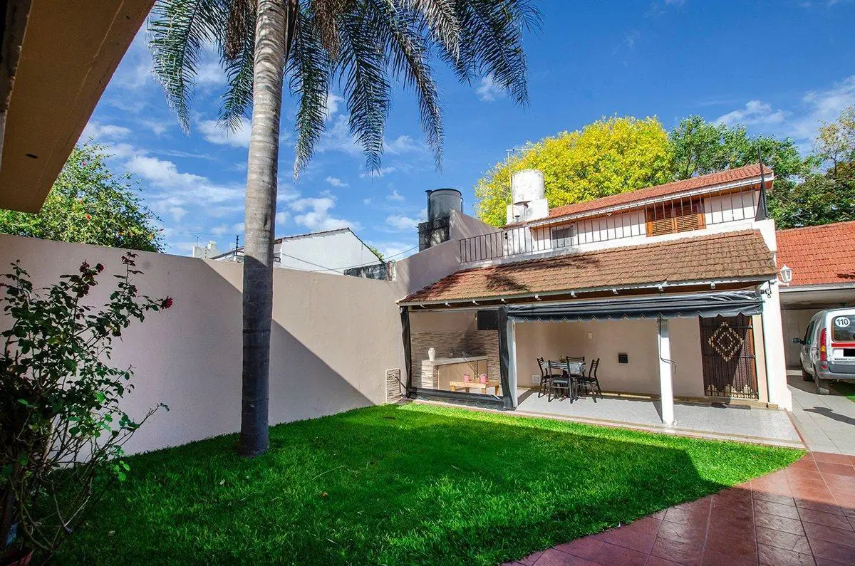 CASA EN VENTA EN MONTE GRANDE CON 4 DORMITORIOS 5