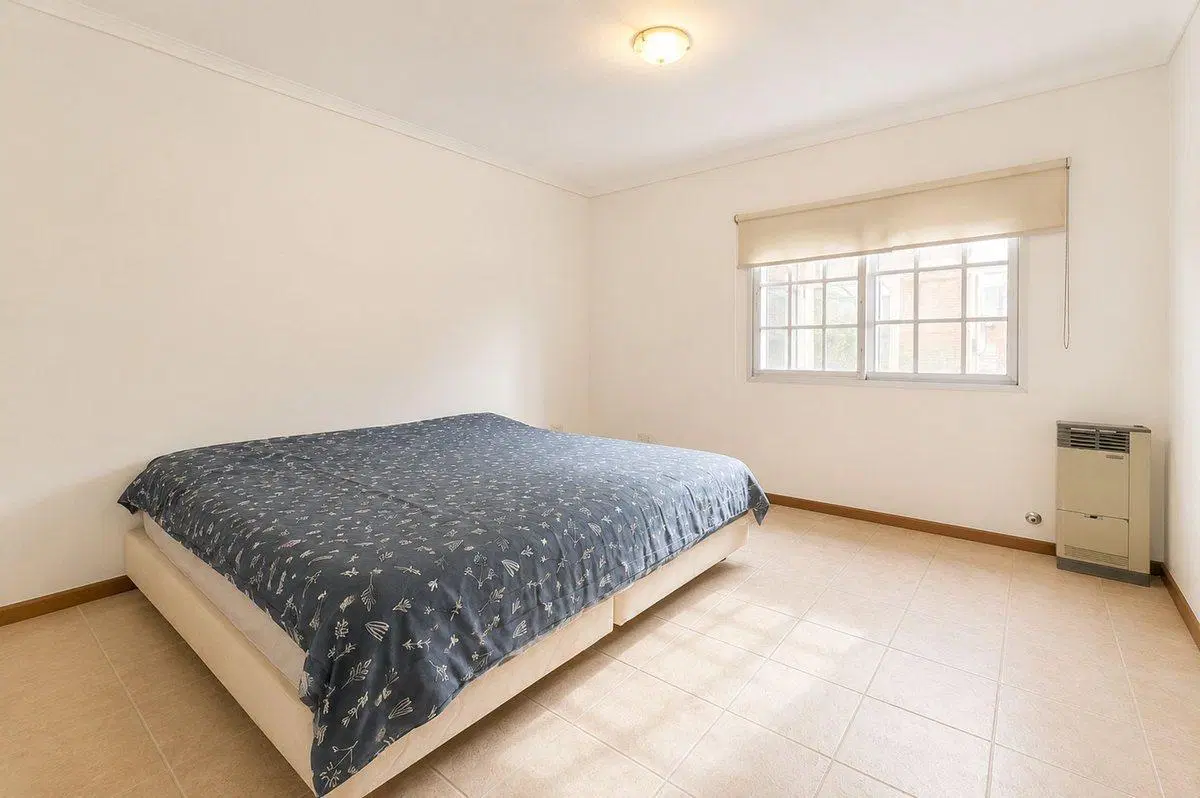 CASA EN VENTA TEMPERLEY CON QUINCHO Y DOBLE GARAGE 2