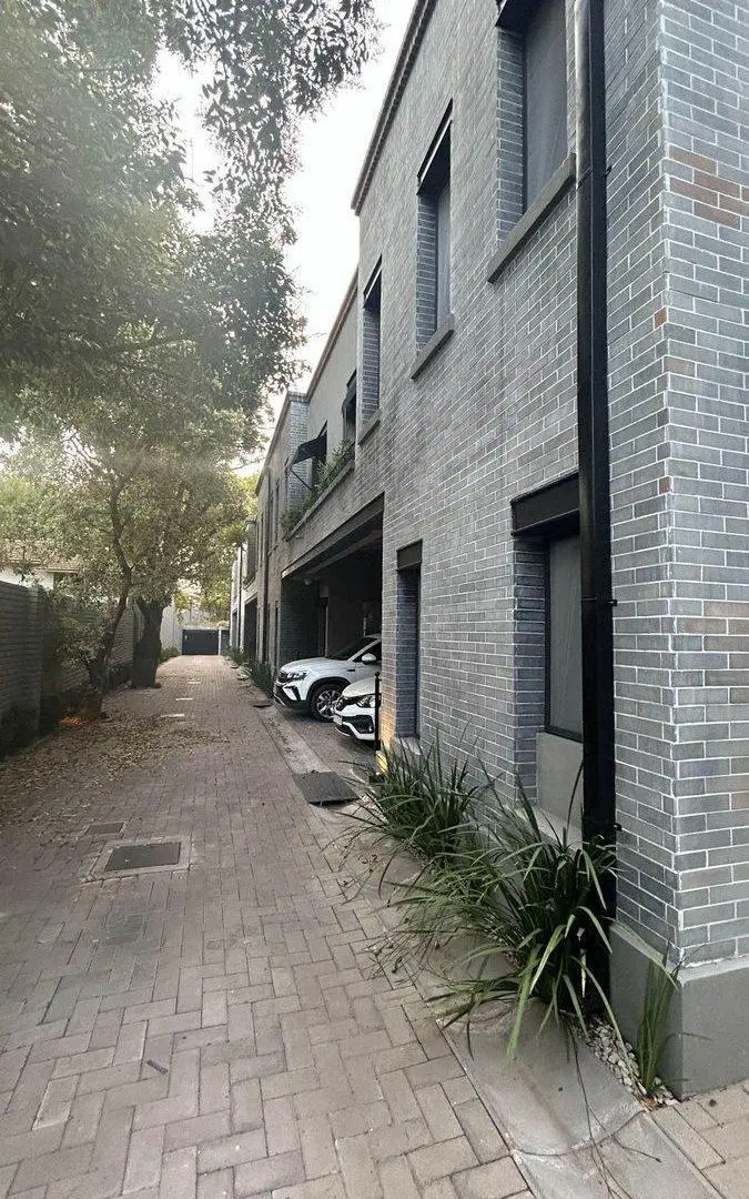 DUPLEX EN VENTA. ADROGUE, COCHERA,PILETA PRIVADA 8