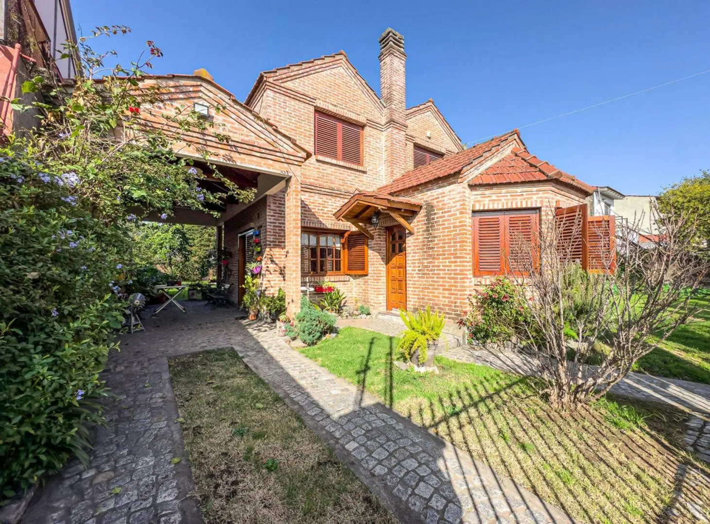 CASA EN VENTA 5 AMBIENTES EN BURZACO APTA CREDITO 1