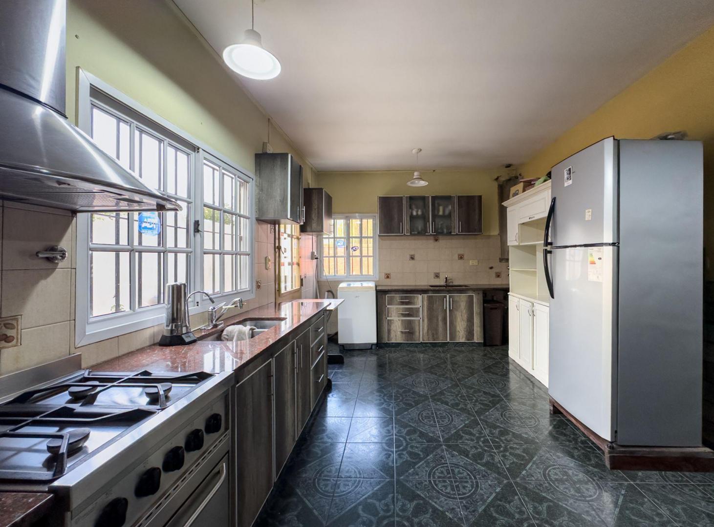 Foto de VENTA CASA 4 AMBIENTES EN BURZACO CON JARDIN, imagen 1