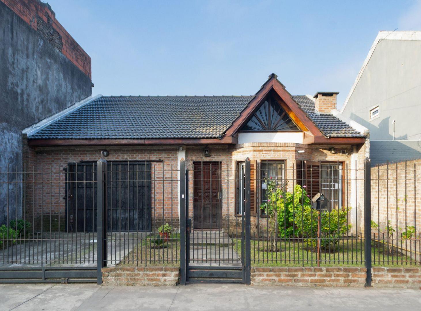 VENTA CASA 4 AMBIENTES EN BURZACO CON JARDIN