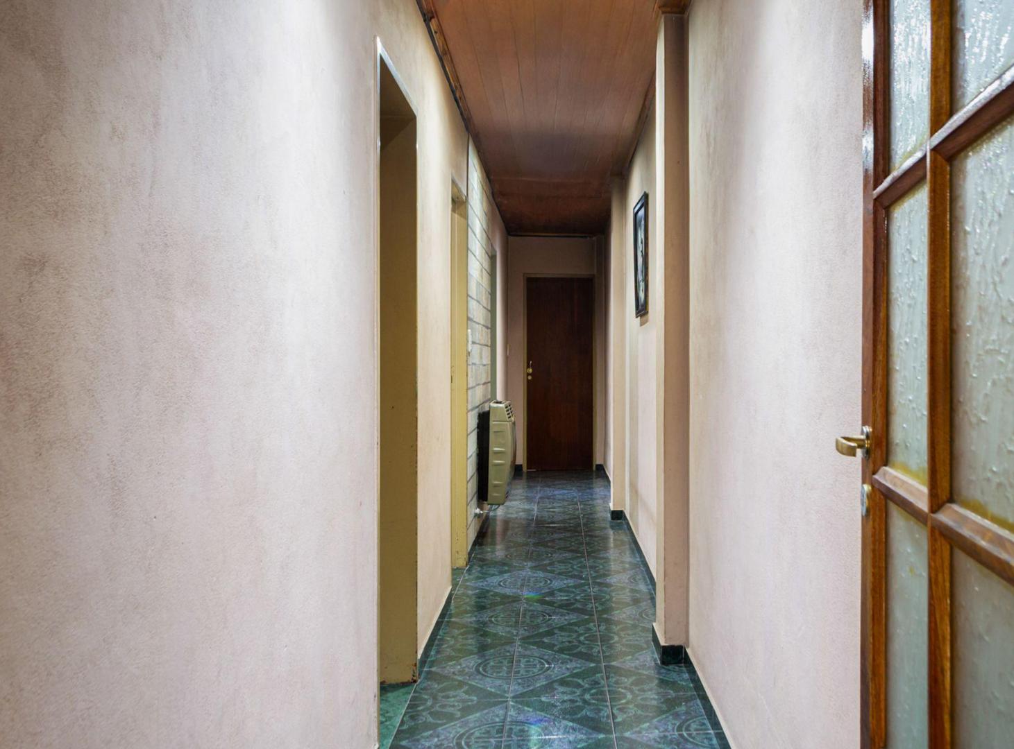 Foto de VENTA CASA 4 AMBIENTES EN BURZACO CON JARDIN, imagen 4