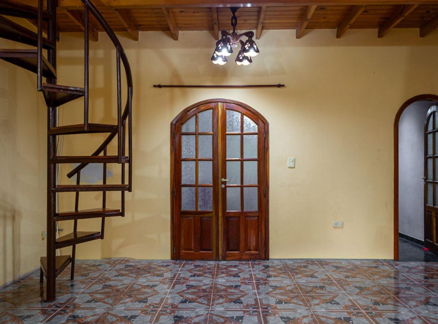 Foto de VENTA CASA 4 AMBIENTES EN BURZACO CON JARDIN, imagen 3