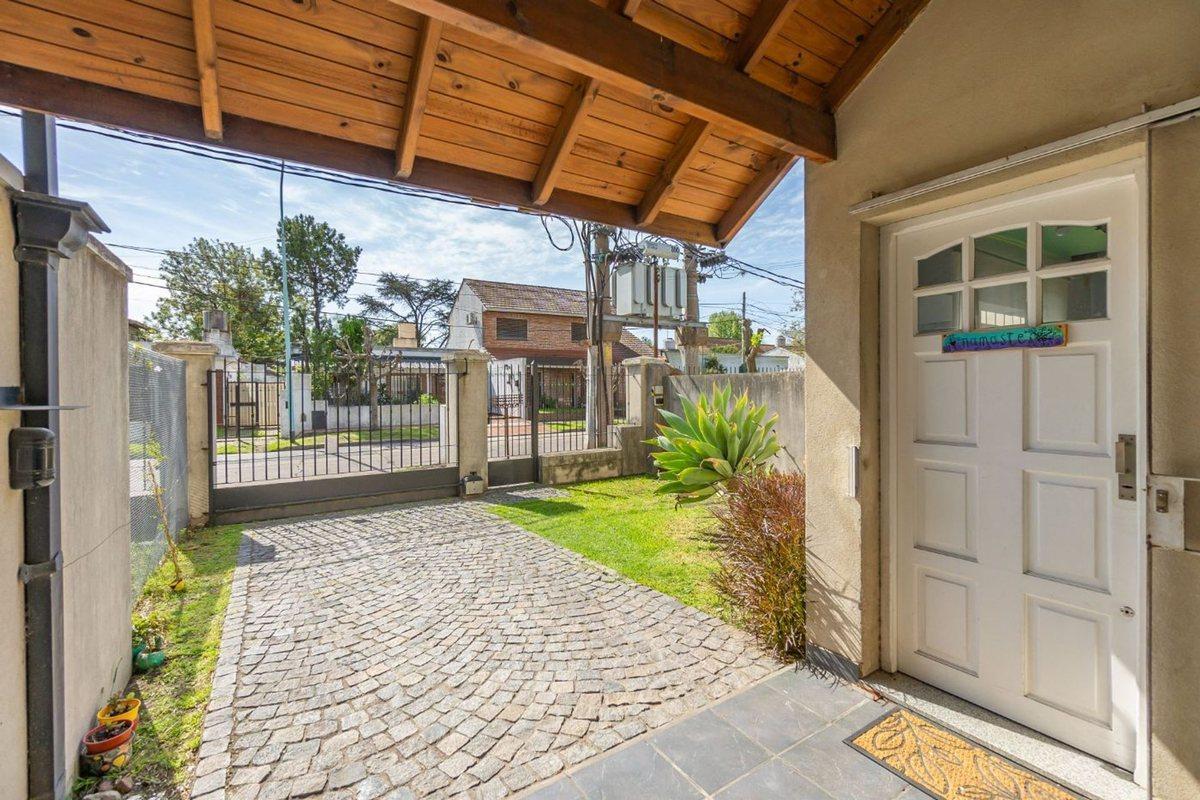 Foto de TRIPLEX EN VENTA EN ADROGUE JARDIN Y QUINCHO, imagen 5