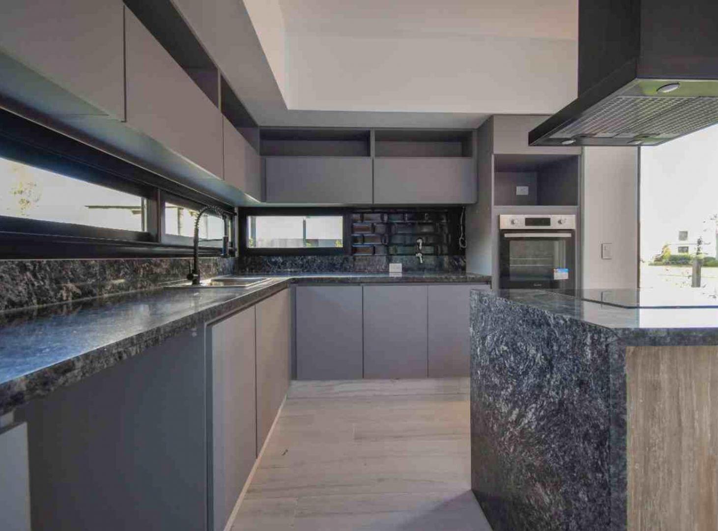 Foto de CASA EN VENTA EN TERRALAGOS CON PILETA, imagen 3