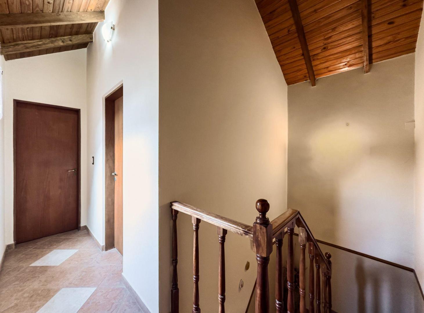 Foto de CASA EN VENTA 5 AMBIENTES EN BURZACO APTA CREDITO, imagen 4