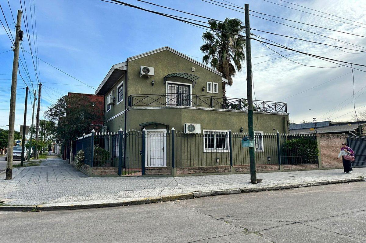 Foto de CASA EN VENTA TEMPERLEY CON QUINCHO Y DOBLE GARAGE, imagen 4
