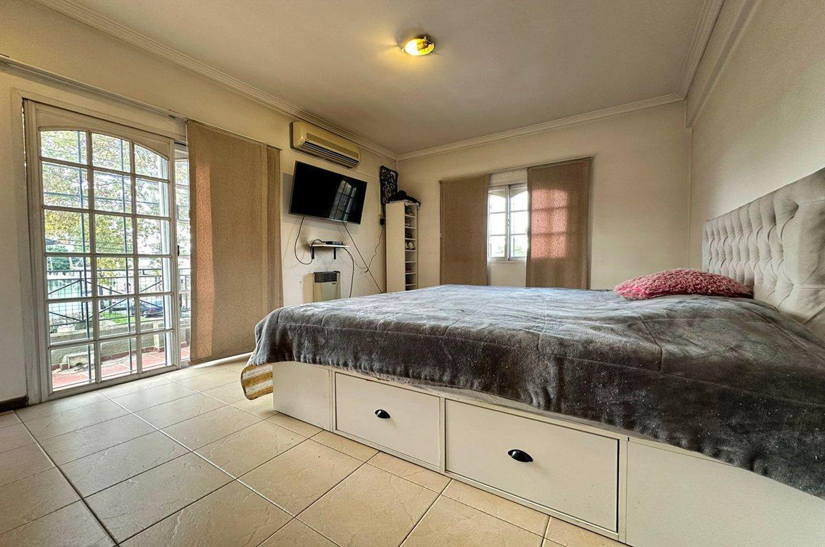 Foto de CASA EN VENTA TEMPERLEY CON QUINCHO Y DOBLE GARAGE, imagen 2