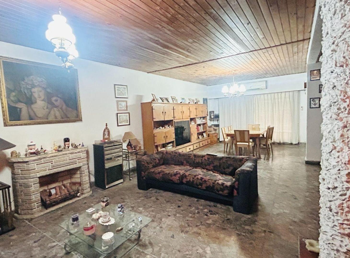 Foto de CASA VENTA ADROGUE 3 DORMITORIOS, QUINCHO, TERRAZA, imagen 1