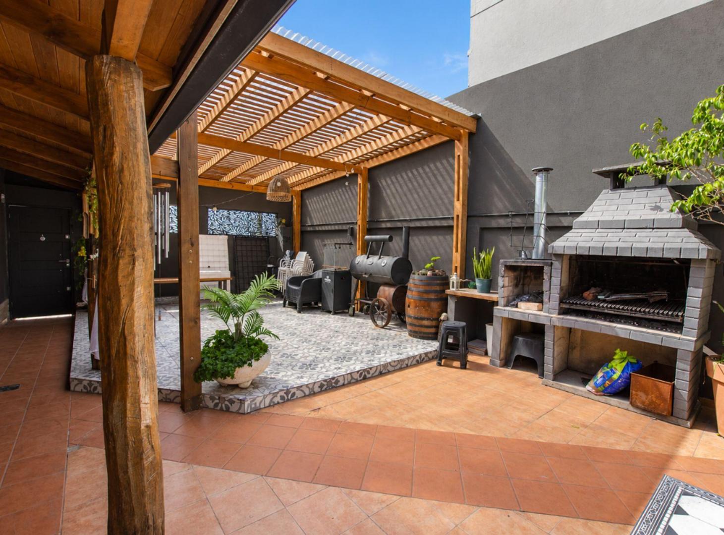 Foto de CASA EN VENTA LANUS 4 AMBIENTES QUINCHO Y PILETA, imagen 1