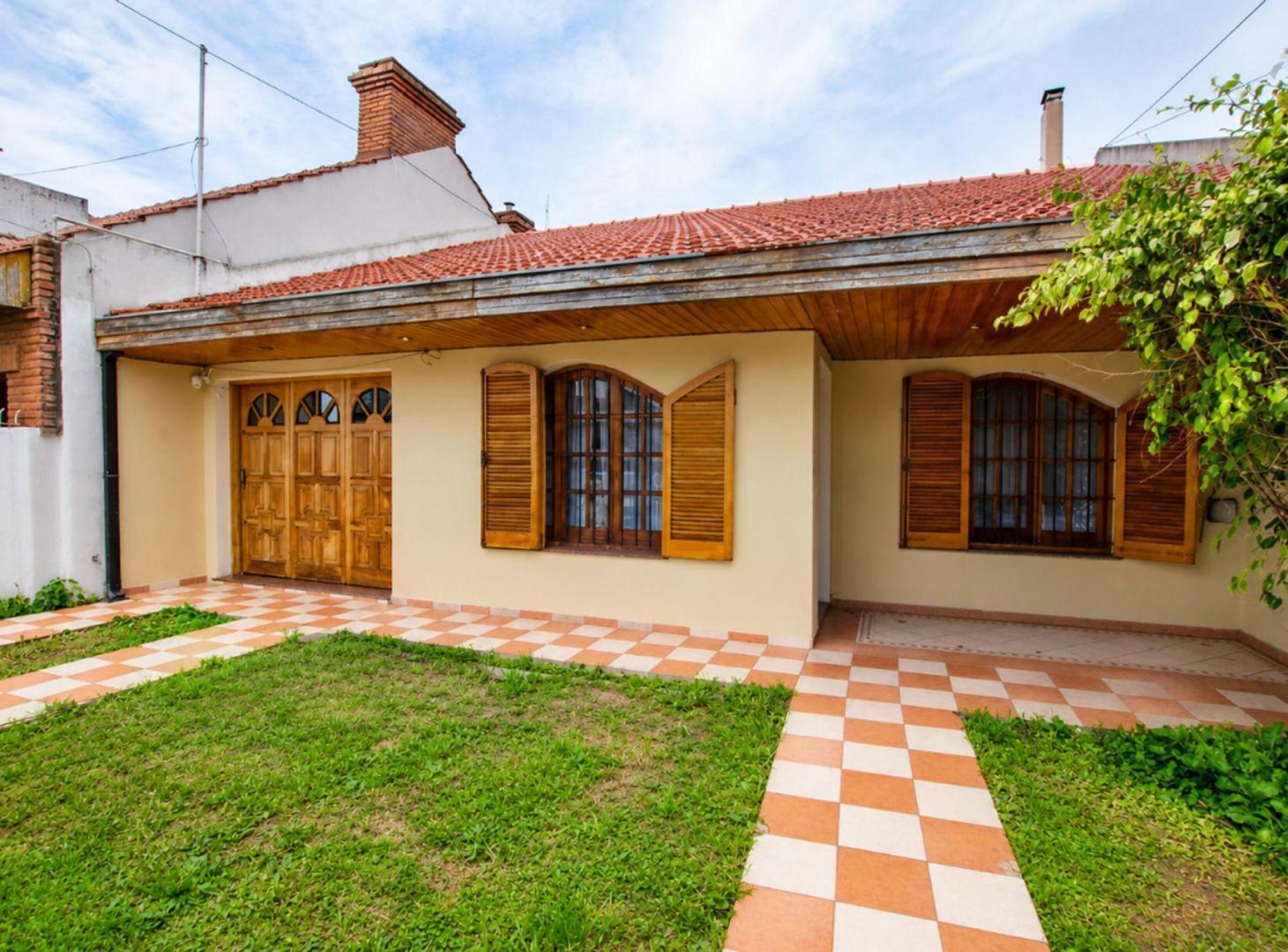Foto de CASA VENTA TEMPERLEY 4 AMBIENTES COCHERA Y QUINCHO, imagen 1