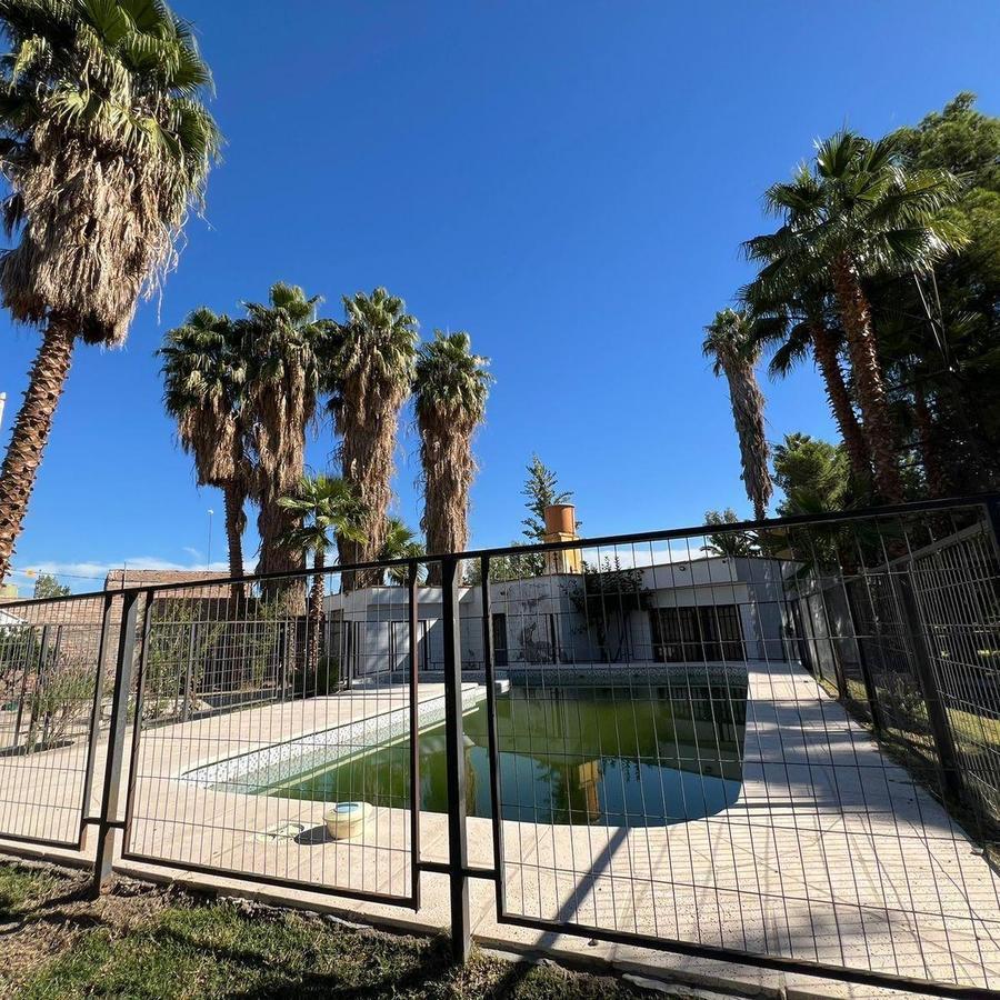 Complejo de 3 Casas Más Salón Comercial en Venta - Guaymallén 5
