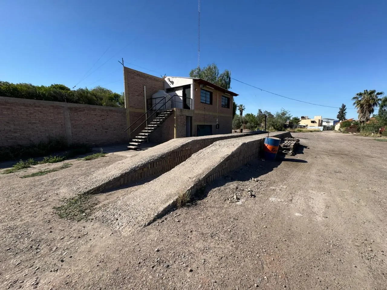 Terreno con oficina- rampa 3