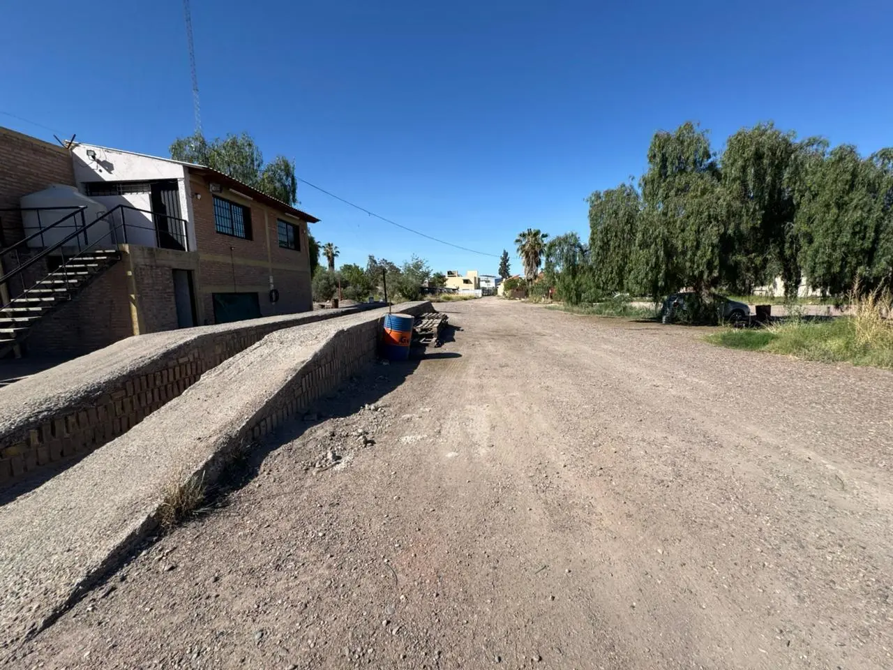 Terreno con oficina- rampa 4
