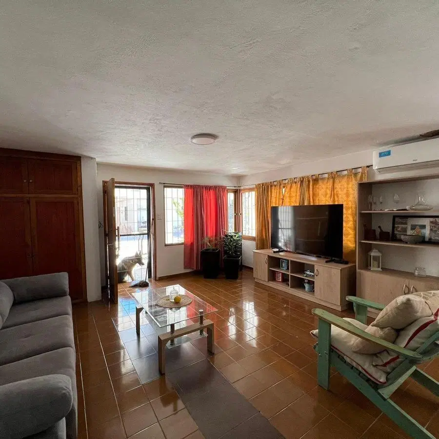 Complejo de 3 casas más salón comercial en venta - Guaymallén 2