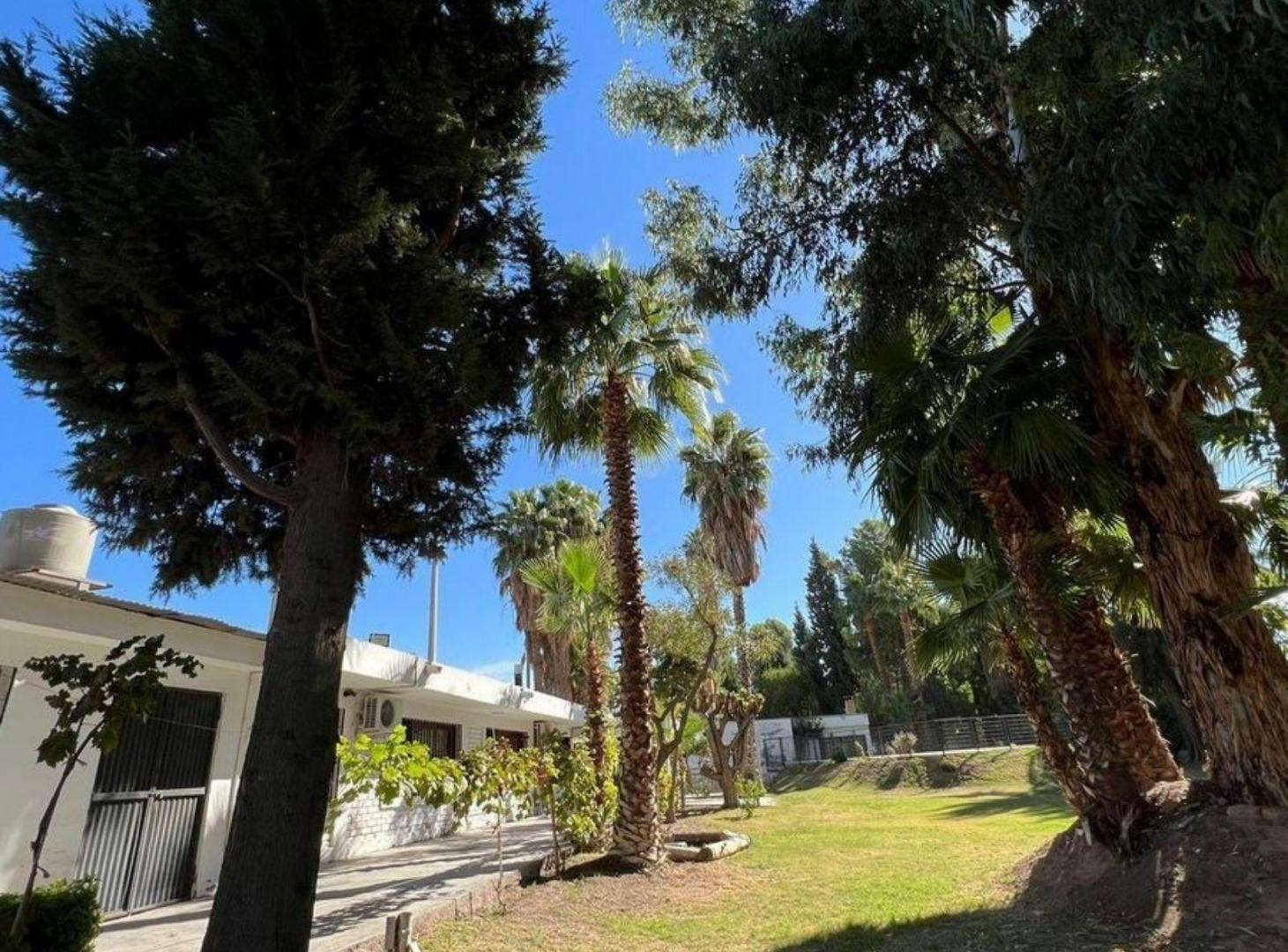 Foto de Complejo de 3 casas más salón comercial en venta - Guaymallén, imagen 1