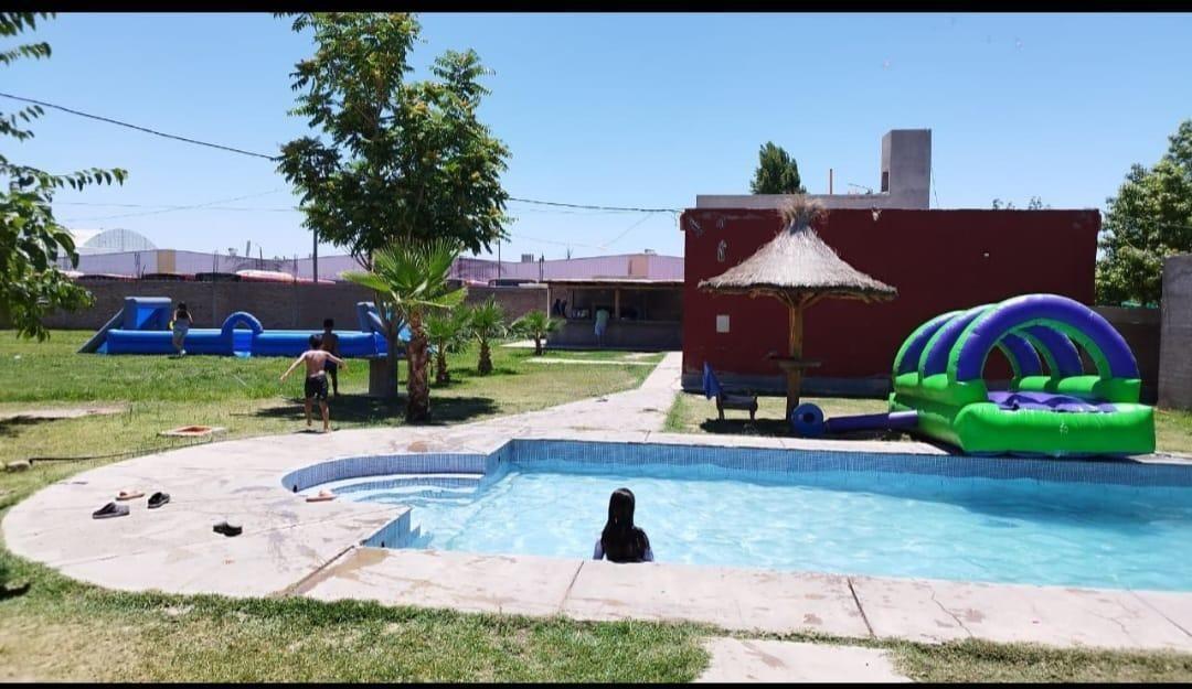 Foto de Salón multiespacio, con loft, piscina y local comercial, imagen 1