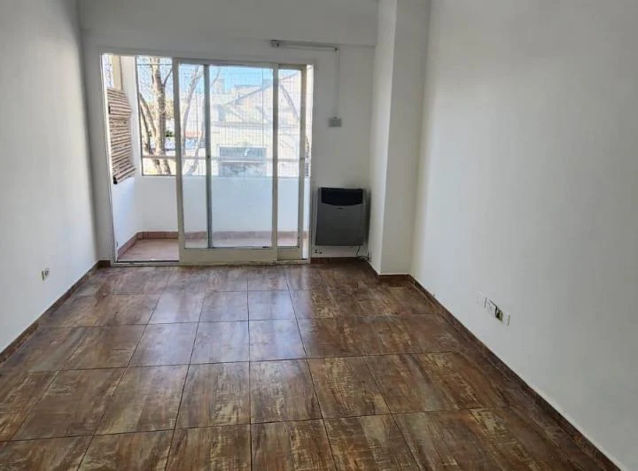 Departamento 3 Ambientes Vista Al Frente Con Balcón - Zona Monte Castro 2