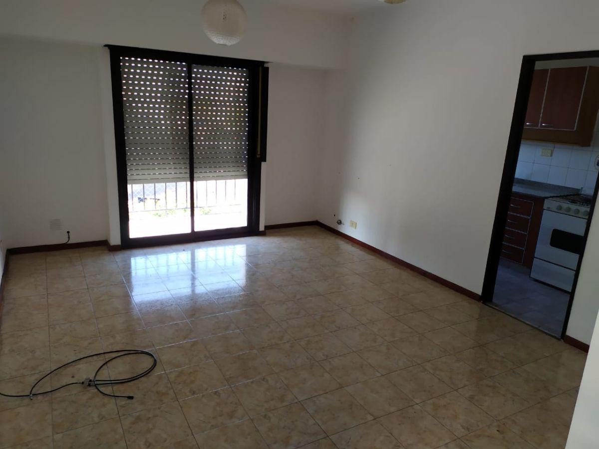 Foto de Amplio 2ambiente Con Balcon Al Frente- Zona V. del Parque., imagen 3