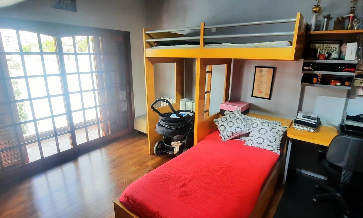 Venta Casa 5 Ambientes, Cochera Para Cinco Autos, Quincho y Parque en Villa Devoto 3