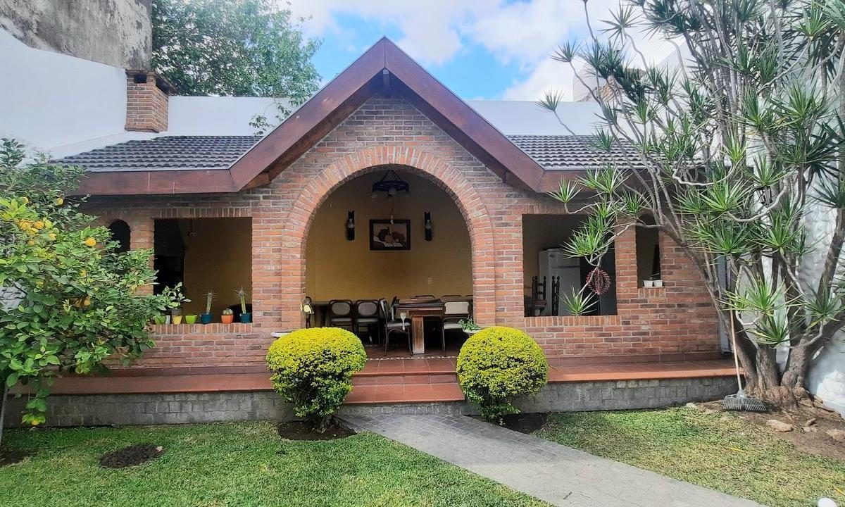 Venta Casa 5 Ambientes, Cochera Para Cinco Autos, Quincho y Parque en Villa Devoto 4