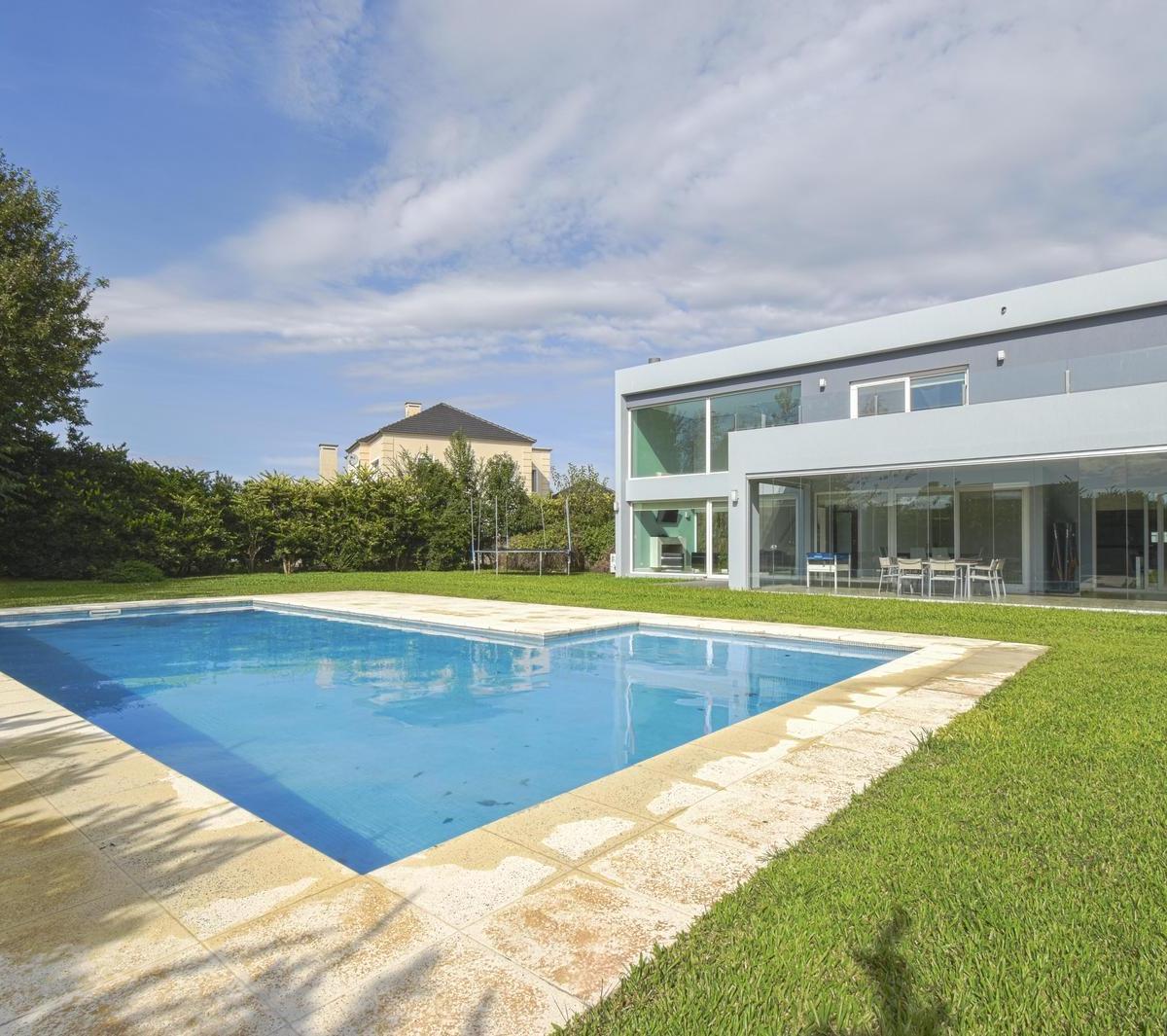 Venta Casa 6 Ambientes en Barrio Haras Santa Maria- Los Robl