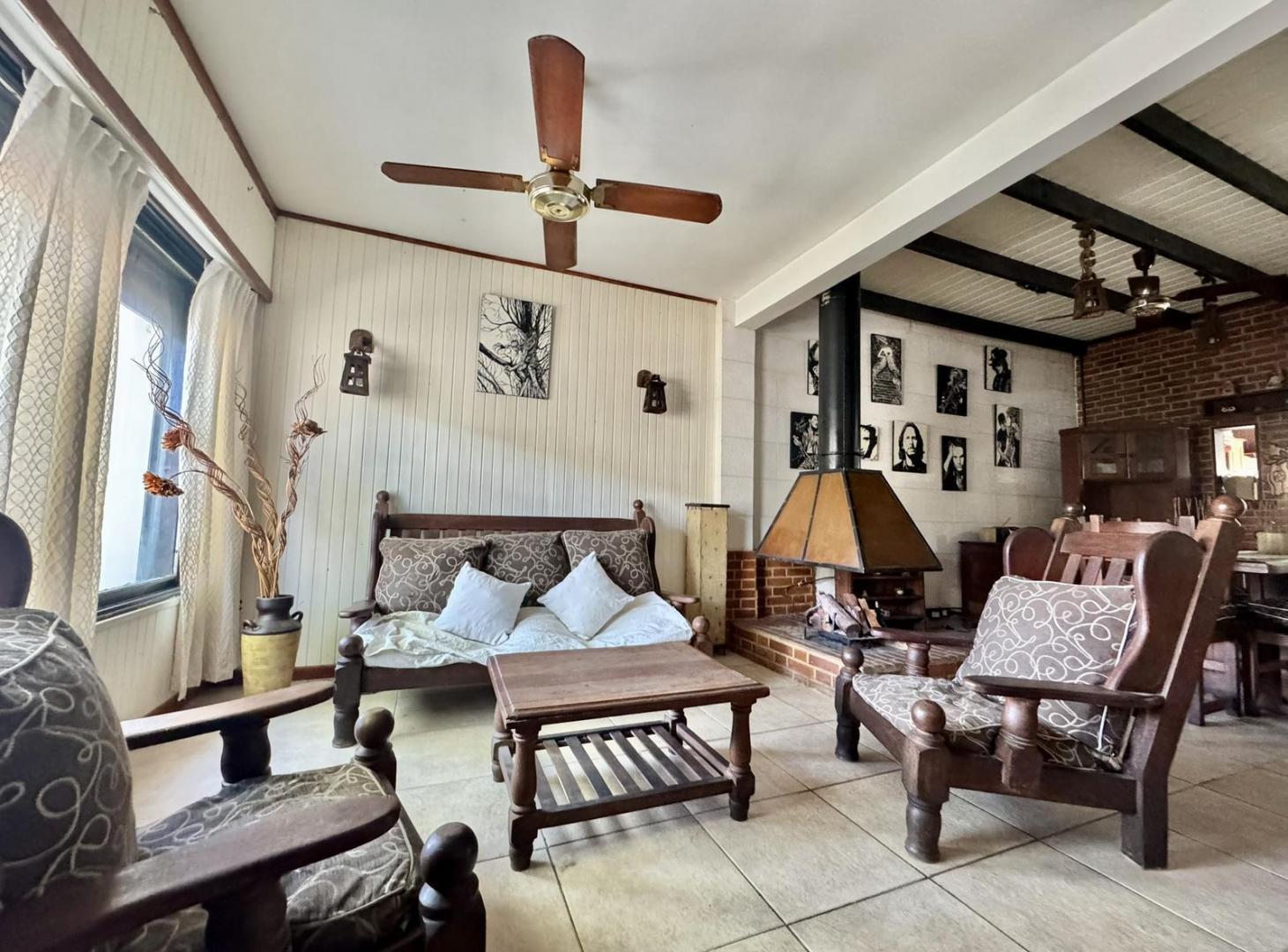 VENTA CASA EN PH AL FRENTE 4 DORMITORIOS - GARAGE Y PARQUE - LANUSITA