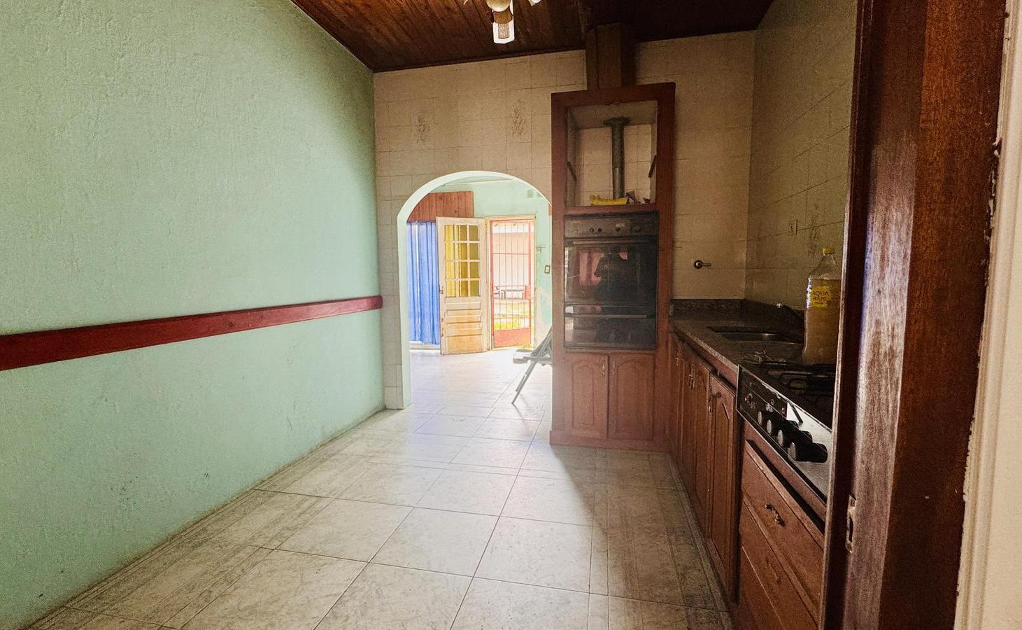 CASA EN VENTA DE 4 AMBIENTES FONDO APTA CREDITO EN MORON
