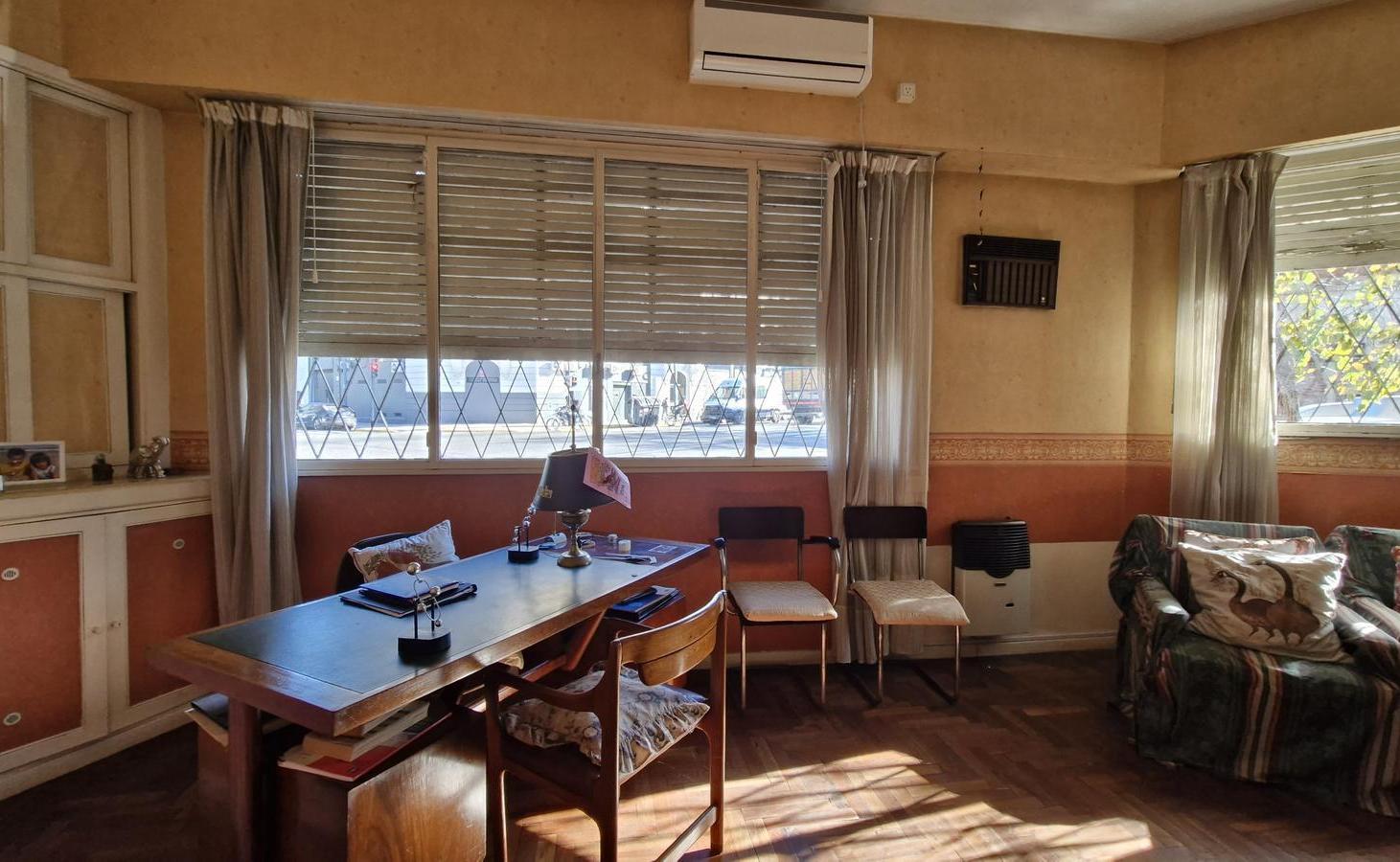 Venta PH con consultorio 7 ambientes patio y cochera. A refaccionar. Apto Crédito en Barracas