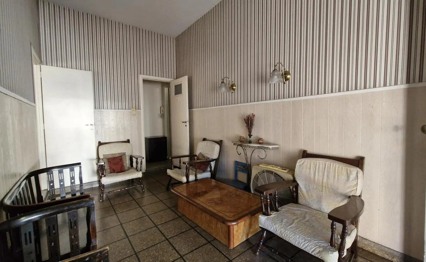 Venta PH con consultorio 7 ambientes patio y cochera. A refaccionar. Apto Crédito en Barracas 3