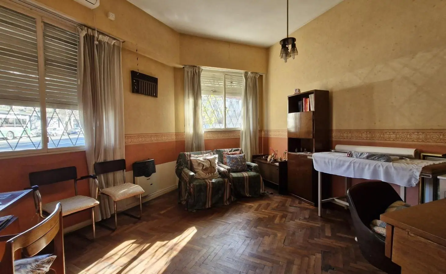 Venta PH con consultorio 7 ambientes patio y cochera. A refaccionar. Apto Crédito en Barracas 2