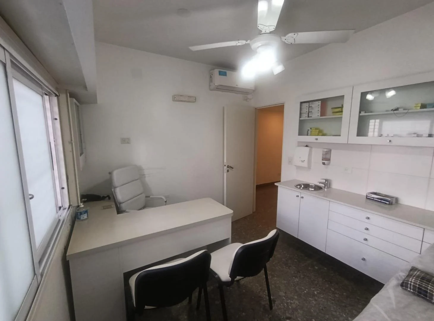 Venta Depto 3 amb, PB 2 Consultorios equipados y Cochera Fija en Monte Castro