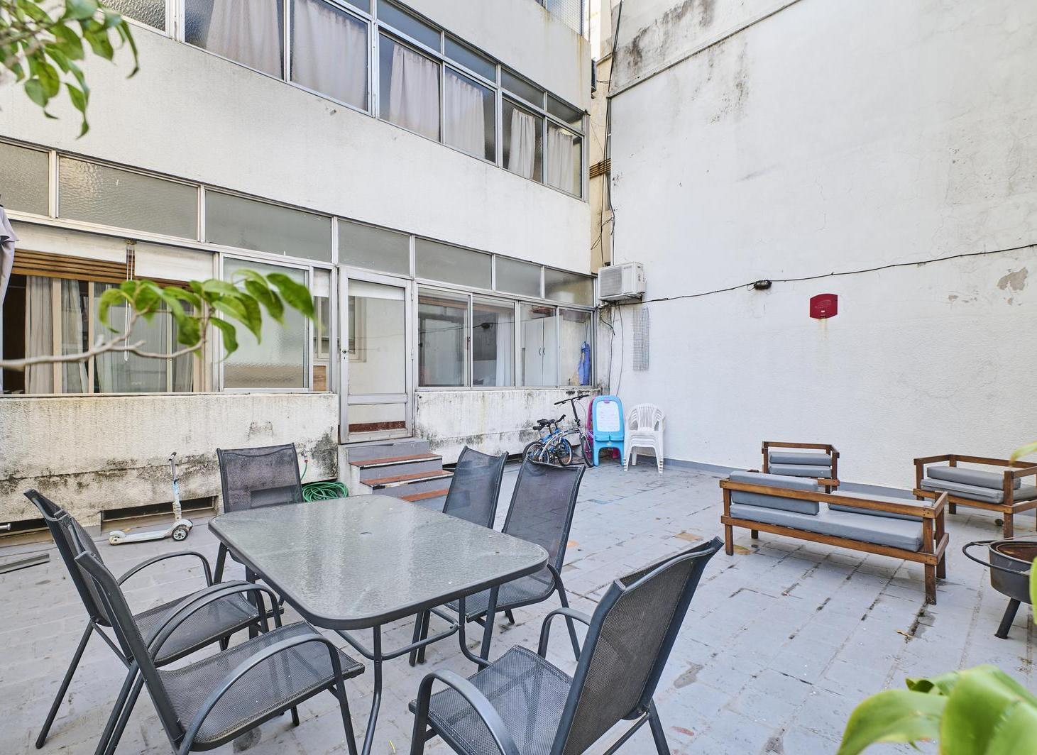 Venta Departamento 5 ambientes patio, parrilla y espacio guardacoche en Palermo