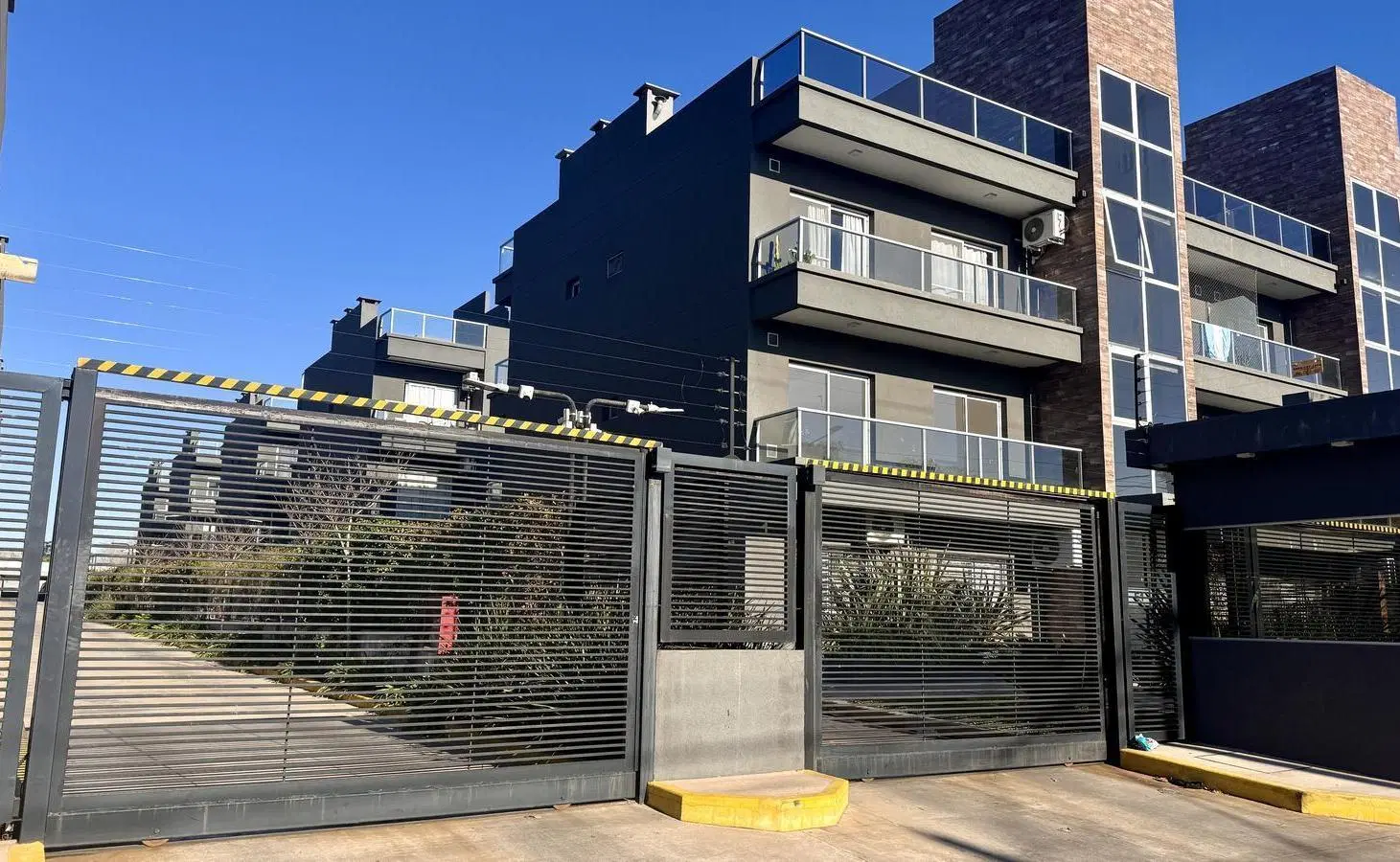 VENTA DEPARTAMENTO 3 AMBIENTES CON PATIO Y COCHERA, LOMAS DEL MIRADOR 5