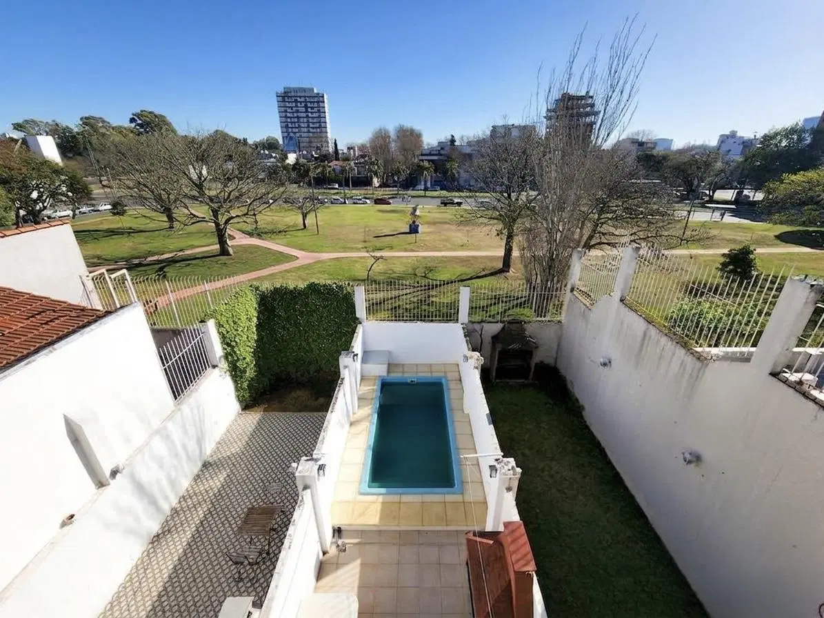 Venta Triplex 5 ambientes con patio y pileta, 3 cocheras, Saavedra 4