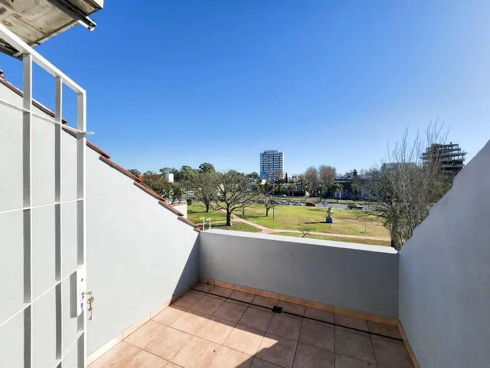 Venta Triplex 5 ambientes con patio y pileta, 3 cocheras, Saavedra 8