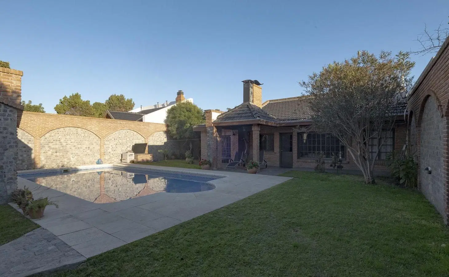 Venta de Casa con piscina, gimnasio y quincho en Villa Sarmiento 8