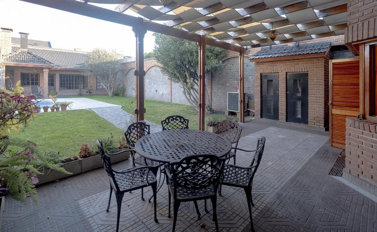 Venta de Casa con piscina, gimnasio y quincho en Villa Sarmiento 2